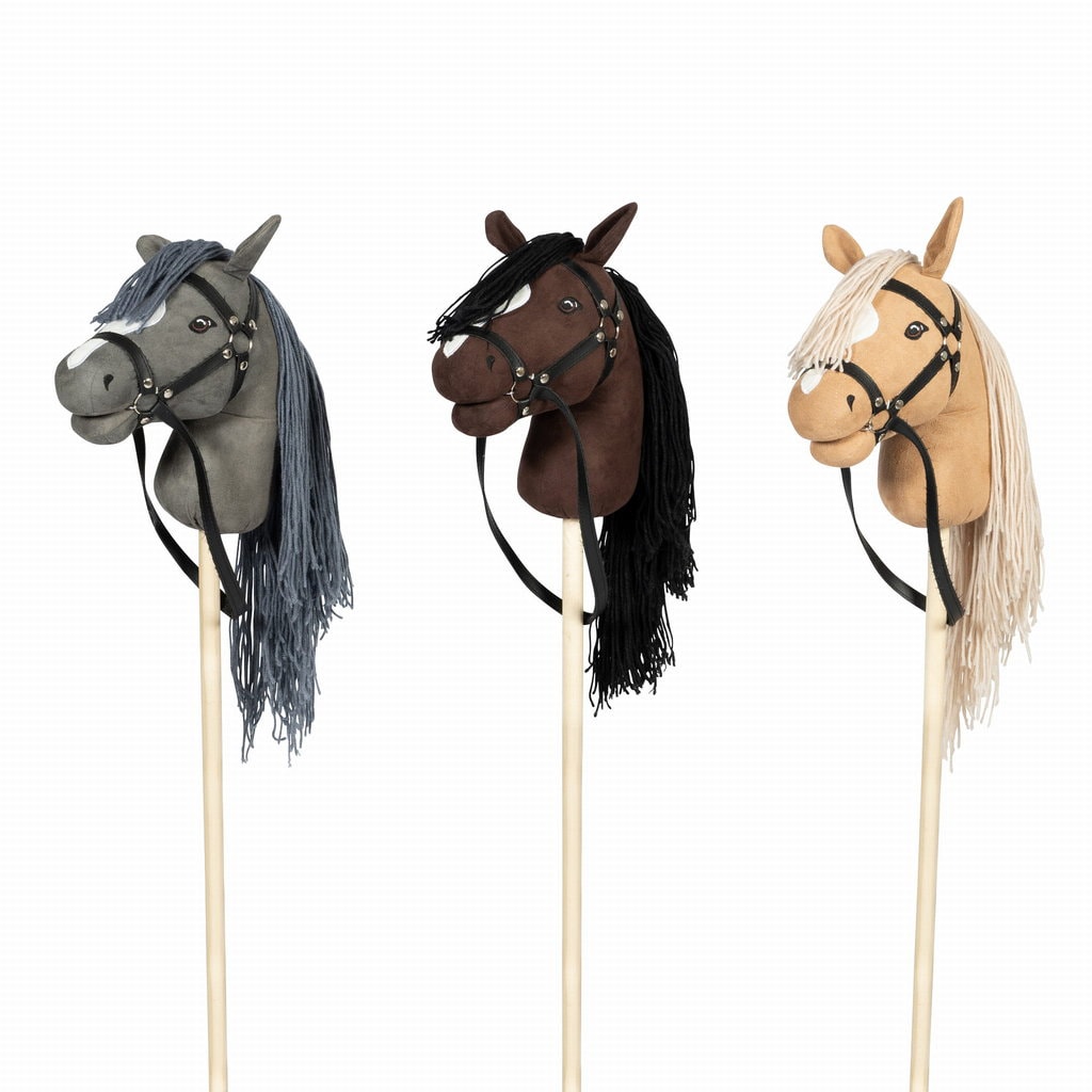Zestaw trzech koni na kiju w kolorach szary brązowy i beżowy z otwartą buzią i długą grzywą dla dzieci. ByAstrup Beżowy Hobby Horse Koń na kiju z otwartą buzią