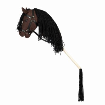 Koń na kiju brązowy z czarną grzywą i otwartą buzią dla dziecka. byAstrup Hobby Horse Koń na kiju brązowy z otwartą buzią