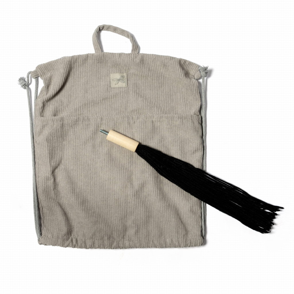 Brązowy koń na kiju z otwartą buzią dla dziecka z czarnym ogonem z materiału i drewnianym uchwytem. byAstrup Hobby Horse Koń na kiju brązowy z otwartą buzią