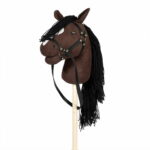 Koń na kiju brązowy z czarną grzywą i otwartą buzią dla dziecka. byAstrup Hobby Horse Koń na kiju brązowy z otwartą buzią