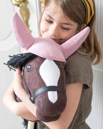 Różowa sztruksowa bonetka na głowę konia dla dziecka do zabawy Hobby Horse. byAstrup Podkładka pod siodło i bonetka różowa sztruksowa dla konia Hobby Horse