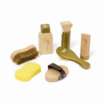 Zestaw 7 elementów do pielęgnacji konia z drewnianymi i plastikowymi akcesoriami na kiju dla dziecka do zabawy w hobby horse. byAstrup Zestaw 7el. do pielęgnacji konia na kiju Hobby Horse