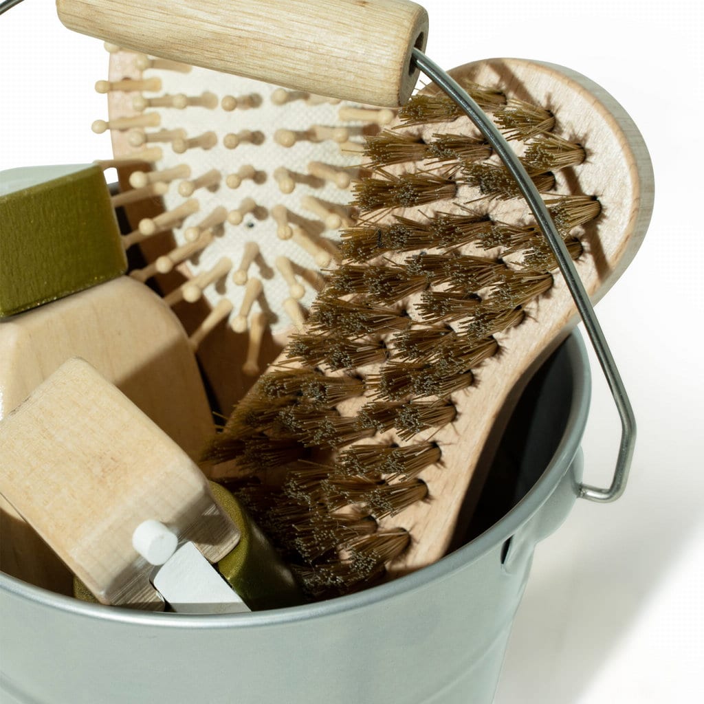 Zestaw 7 elementów do pielęgnacji konia z drewnianymi szczotkami i akcesoriami w metalowym wiaderku dla dzieci. byAstrup Zestaw 7el. do pielęgnacji konia na kiju Hobby Horse