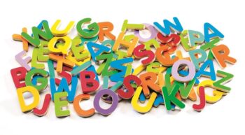 Kolorowe magnetyczne literki do nauki alfabetu dla dzieci 83 sztuki. Djeco Kolorowe Literki Magnetyczne 83 Szt