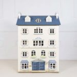 Drewniany domek dla lalek biały z niebieskim dachem i oknami Palace House dla dzieci. Le Toy Van Domek dla lalek Palace House