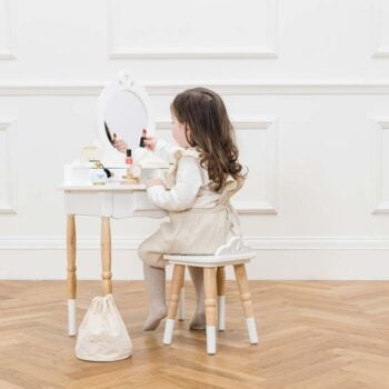 Drewniana biała toaletka z lustrem i taboret dla dziecka dziewczynki z akcesoriami do makijażu. Le Toy Van Toaletka i taboret