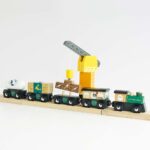 Drewniany zielony pociąg z wagonikami i żółtym dźwigiem dla dziecka. Le Toy Van Zestaw pociągów zielonych