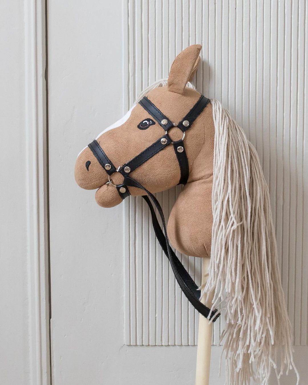 Koń na kiju beżowy z otwartą buzią z jasną grzywą dla dziecka. ByAstrup Beżowy Hobby Horse Koń na kiju z otwartą buzią