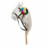 Biały koń na kiju z kolorowym wieńcem na głowie zabawka do skoków dla dziecka. byAstrup Hobby Horse Koń na kiju olimpijski do skoków