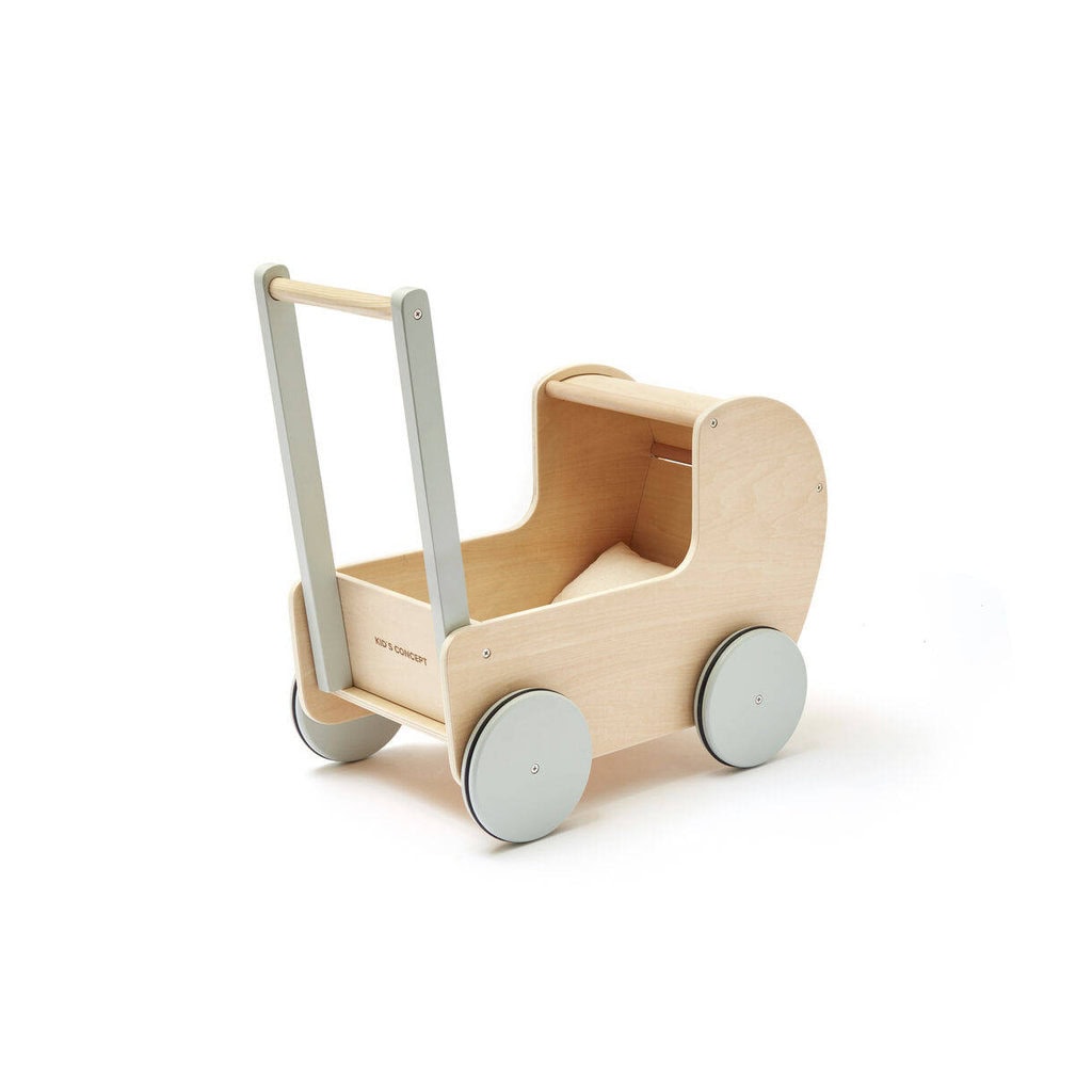 Drewniany wózek dla lalek naturalny z uchwytem i szarymi kołami dla dziecka. Kid’s Concept Wózek dla lalek natural KID’S HUB