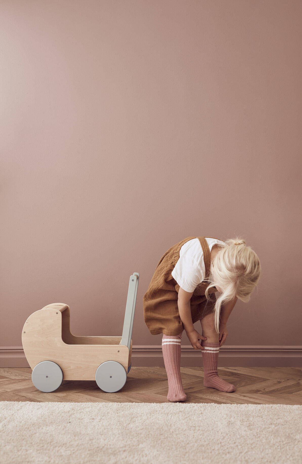 Drewniany naturalny wózek dla lalek z szarymi kołami dla dziecka. Kid’s Concept Wózek dla lalek natural KID’S HUB