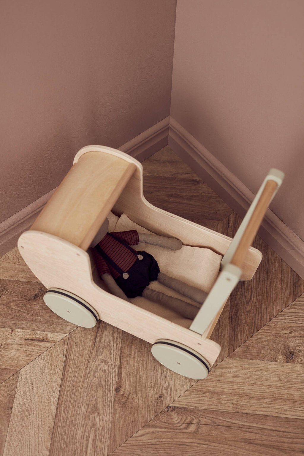 Drewniany naturalny wózek dla lalek z tkaninową wkładką i lalką w środku dla dziecka. Kid’s Concept Wózek dla lalek natural KID’S HUB