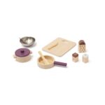 Drewniany zestaw naczyń kuchennych dla dziecka z patelnią garnkiem deską do krojenia i przyprawnikami w naturalnych kolorach. Kid’s Concept Zestaw naczynia kuchenne KID’S HUB