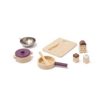 Drewniany zestaw naczyń kuchennych dla dziecka z patelnią garnkiem deską do krojenia i przyprawnikami w naturalnych kolorach. Kid’s Concept Zestaw naczynia kuchenne KID’S HUB