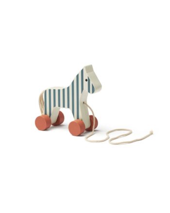 Drewniany koń do ciągnięcia w paski biało-niebieskie na pomarańczowych kółkach dla dziecka. Kid’s Concept Koń do ciągnięcia stripe CARL LARSSON