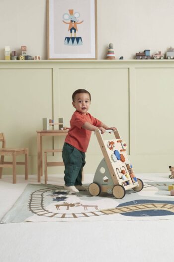 Drewniany chodzik pchacz z kolorowymi elementami edukacyjnymi dla dziecka w pokoju dziecięcym. Kid’s Concept Chodzik aktywny EDVIN
