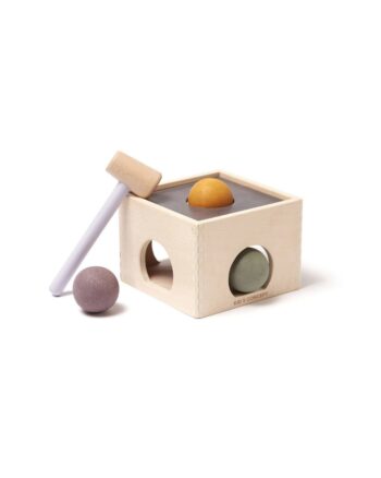 Drewniana zabawka sorter uderz i upuść z młotkiem i kulkami dla dziecka. Kid’s Concept Zabawka „Uderz i upuść” NEO