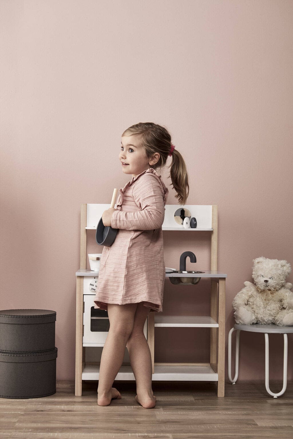 Drewniana dziecięca kuchnia zabawka naturalna biała z akcesoriami dziewczynka bawi się w pokoju. Kid’s Concept Kuchnia KID’S HUB, natural/white