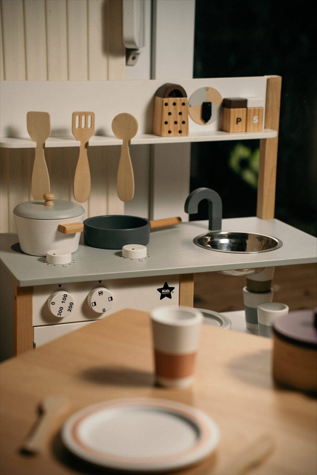 Drewniana kuchnia dla dzieci w kolorze naturalnym i białym z akcesoriami kuchennymi i zlewem ze stali nierdzewnej. Kid’s Concept Kuchnia KID’S HUB, natural/white