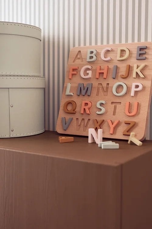 Drewniana układanka z literami alfabetu w różnych kolorach dla dziecka. Kid’s Concept Puzzle ABC