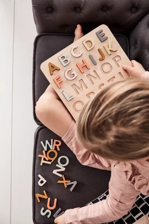Drewniana układanka z literami alfabetu dla dziecka z kolorowymi literami na jasnej planszy. Kid’s Concept Puzzle ABC