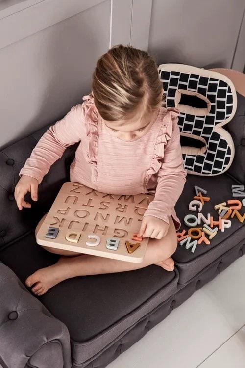 Drewniana układanka liter alfabetu z kolorowymi literkami dla dziecka. Kid’s Concept Puzzle ABC