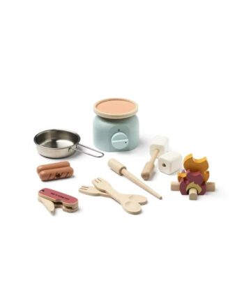 Drewniany zestaw kempingowy dla dzieci z patelnią, kuchenką, sztućcami i akcesoriami do gotowania. Kid’s Concept Zestaw kempingowy KID’S HUB