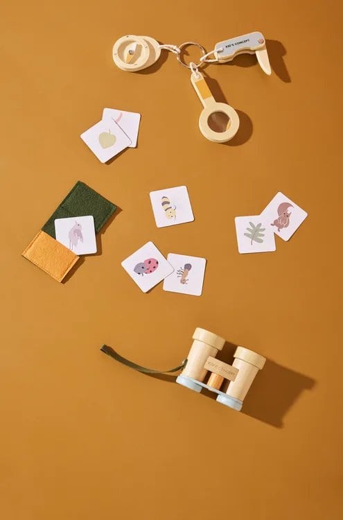 Drewniany zestaw odkrywcy z lornetką lupą kartami do nauki dla dziecka. Kid’s Concept Zestaw odkrywcy KID’S HUB