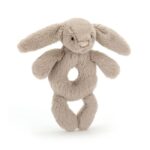 Beżowy pluszowy króliczek grzechotka dla niemowlaka 18 cm. Jellycat Króliczek Grzechotka Beżowa 18 cm Przytulanka Króliczki