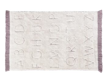 Bawełniany dywan dziecięcy w jasnym kolorze z wypukłymi literami alfabetu i fioletowymi frędzlami po bokach. Lorena Canals Dywan bawełniany RugCycled ABC 90x130cm