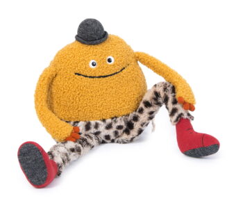 Pluszowa maskotka stworek żółty z czarnym kapeluszem w czerwonych butach i wzorzystych spodniach dla dziecka. Moulin Roty Stworek Maskotka MOUNI- Les Schmouks