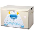 Pojemnik na zabawki z pokrywą z materiału z aplikacją niebieskiego yeti dla dziecka. 3 Sprouts Pudełko Zamykane Yeti Blue