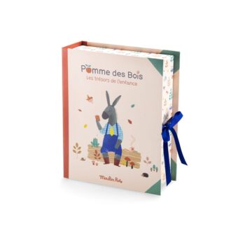Pudełko na pamiątki z ilustracją królika w ubraniu i motywem owoców leśnych dla dziecka. Moulin Roty Pudełko Na Pamiątki z Serii OWOCE LEŚNE