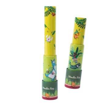 Kalejdoskop dla dziecka z motywem dżungli w żółtozielonych kolorach z nadrukiem zwierząt. Moulin Roty Kalejdoskop w DŻUNGLI