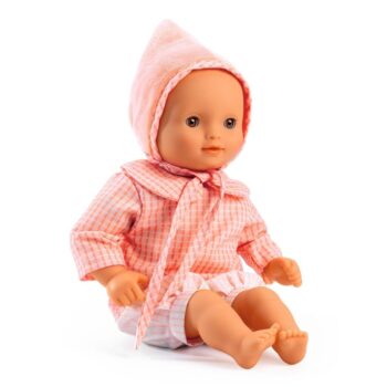 Lalka bobas ubrana w różowy komplet z czapką dla dziecka. Djeco Lalka Rose 32 Cm KOLEKCJA POMEA