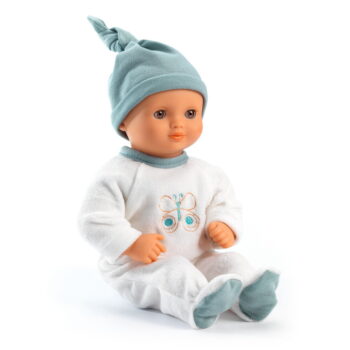 Lalka bobas w białym pajacyku z motylkiem i niebieską czapką dla dziecka. Djeco Lalka BABY NEIGE 32 Cm KOLEKCJA POMEA