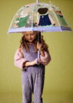 Przezroczysty parasol przeciwdeszczowy dla dziecka z kolorowymi postaciami muzyków na czaszy i fioletową rączką. Djeco Parasol Przeciwdeszczowy MUZYCY