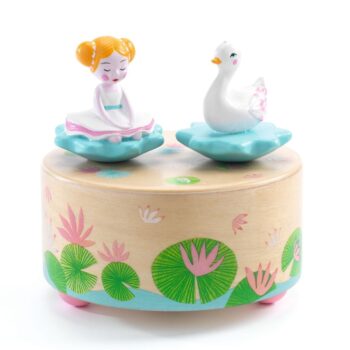 Drewniana pozytywka z figurkami baletnicy i łabędzia na niebieskich podstawach z motywem lilii wodnych dla dziecka. Djeco Pozytywka BALLERINA MELODY