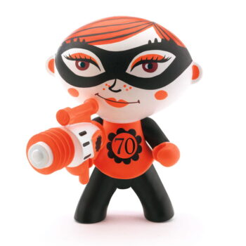 Figurki postać kobiety w czarno-pomarańczowym stroju z maską i aparatem na ręce dla dzieci. Djeco Figurka Arty Toys FURYGIRL