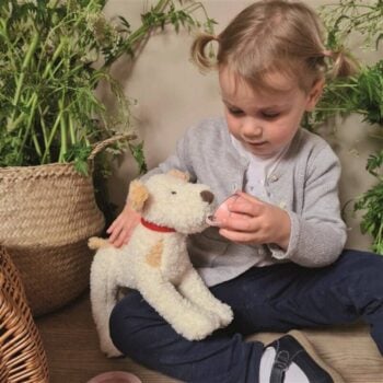 Duża pluszowa przytulanka piesek biały z czerwonym obrożą dla dziecka. Egmont Toys Przytulanka Piesek Eliot duży
