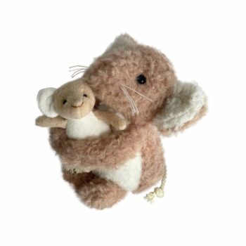 Pluszowa przytulanka myszka brązowa trzymająca mniejszą myszkę dla dziecka. Egmont Toys Przytulanka Myszka Camelia ze swoim dzieckiem
