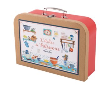 Zestaw do pieczenia dla dzieci walizka z ilustracją kuchni i akcesoriami do pieczenia. Moulin Roty Zestaw do Pieczenia
