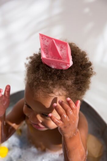Różowa zabawka do kąpieli w kształcie łódki origami dla dziecka. Oli&Carol Zabawka do Kąpieli Łódka Origami Pink