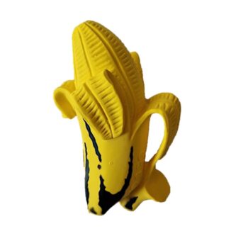 Żółty gryzak w kształcie banana z czarnymi plamami dla niemowlaka. Oli&Carol Gryzak Zabawka Banan Ana Banana Pop Art