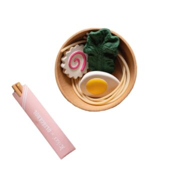 Drewniana zabawka do odgrywania ról zupa ramen z makaronem jajkiem i warzywami dla dzieci. Oli&Carol X Kiko Zabawka Odgrywanie Ról Zupa Ramen