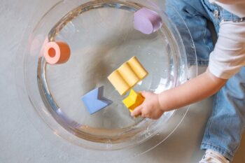 Piankowe klocki geometryczne w kształcie pierścieni w pastelowych kolorach dla dziecka. Oli&Carol X Kiko Klocki Geometryczne Donut 3 szt