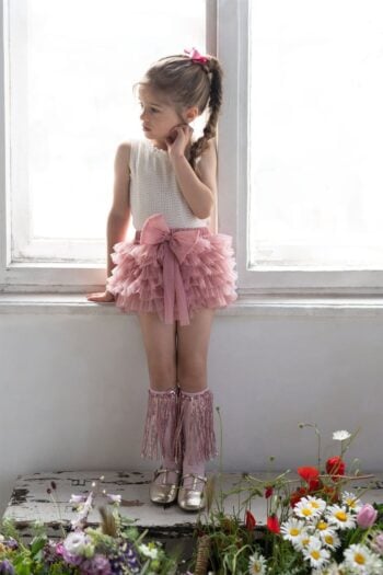 Różowe krótkie spodenki bloomersy z falbanami dla dziewczynki z kokardą w pasie. Fig&Pear Bloomers Watermelon Pink