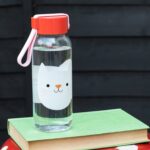 Przezroczysta butelka na wodę 340 ml z nadrukiem białego kota i czerwonym zamknięciem dla dzieci. Rex London Butelka na wodę 340 ml Kotek Cookie