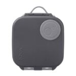 Mała szara śniadaniówka z tworzywa dla dziecka z uchwytem do przenoszenia. b.box Mini lunchbox Graphite