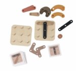 Drewniane elementy do łączenia i układania na planszach do zabawy manualnej dla dzieci. Egmont Toys Drewniana zabawka manualna Łącz i rysuj
